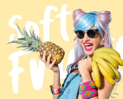 Fau mit bunten Haaren und Ananas in der Hand vor gelbem Hintergrund