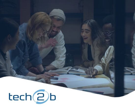 Junge Menschen an einem Tisch - und Tech2b Logo